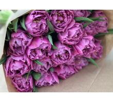 Букет перламутрово-розовых махровых тюльпанов